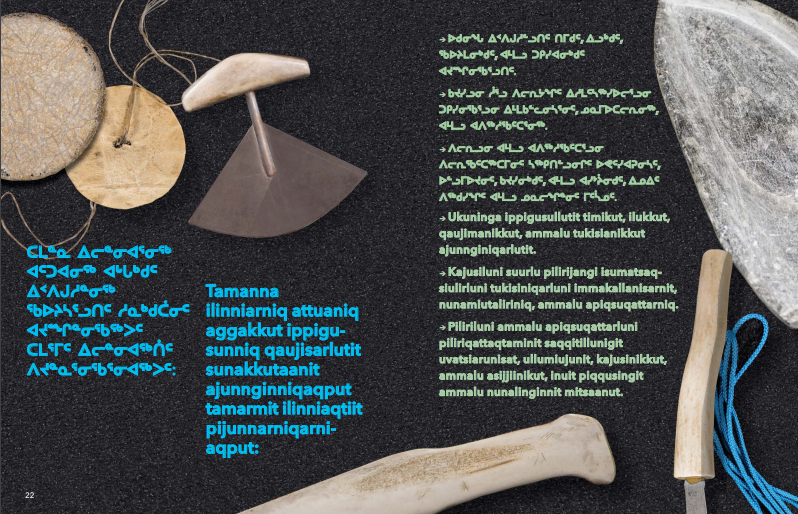 Une page du guide de l'enseignant "Apprendre avec les Inuits" montre des objets inuits, ainsi qu'un texte en inuktitut décrivant la fonction de l'EduKit.