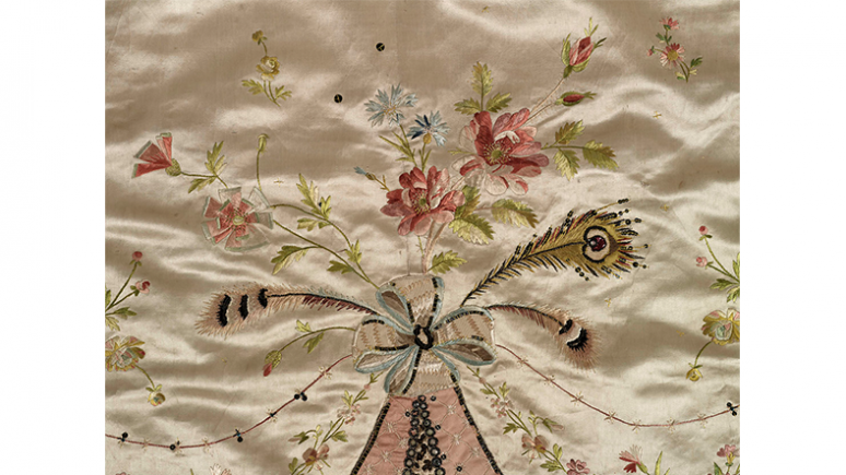 Robe en fourreau. Attribuée à Marie-Jean "Rose" Bertin (couturière française, 1747-1813). France. Années 1780, retouchée dans les années 1870. Satin brodé avec applications de rubans, paillettes, pierres de verre facettées montées sur des parements d'argent, et filé d'argent ; corsage ajusté et désossé. 925.18.3.A.