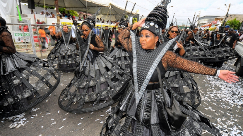 Femmes dansant au carnaval.