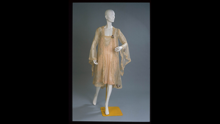 Déshabillé 2 pièces femme. Maison Boué Soeurs. France. 1929. Batiste de coton avec dentelle, filet, broderie et appliqué. 975.110.24.A-B Don de Mrs. Bruce King.