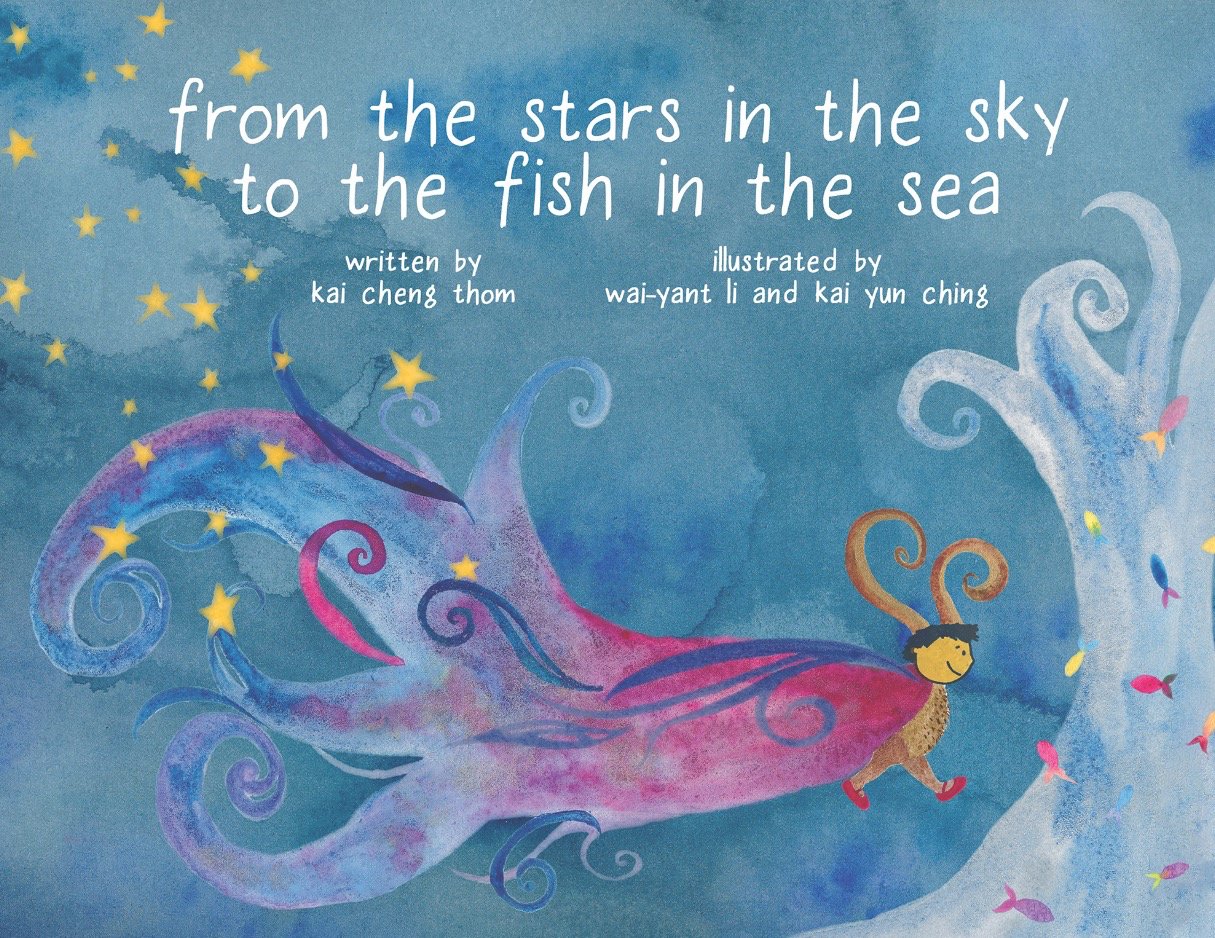 Sur la couverture de "From the Stars in the Sky to the Fish in the Sea" (Des étoiles du ciel aux poissons de la mer), un enfant souriant au corps poilu, aux antennes bouclées semblables à des papillons de nuit, aux cheveux noirs, aux chaussures Mary Jane rouges et à la queue élaborée, bouclée et remplie d'étoiles, traverse à grandes enjambées un champ d'étoiles en direction d'une vague remplie de poissons arc-en-ciel.