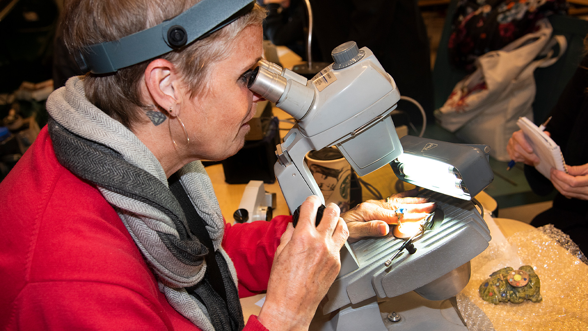 Femmes regardant à travers un télescope