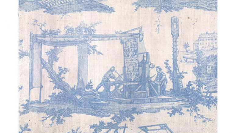 Fragment de textile intitulé Les Travaux de la Manufacture. Jean Baptiste Huet (peintre français, 1745 - 1811) pour Oberkampf. Jouy-en-Josas, France. 1783-1784. Tabby de coton imprimé à la plaque de cuivre. 934.4.443.A Collection Harry Wearne, Don de Mme Harry Wearne. [Image 1 : gravure sur bois]. [Image 2 : impression sur cuivre].