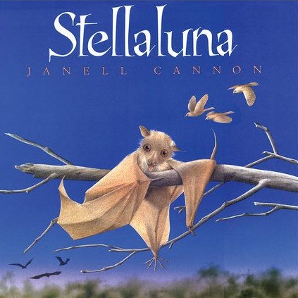 La couverture du livre Stellaluna montre une chauve-souris illustrée s'accrochant maladroitement à une branche tandis que trois oiseaux volent en arrière-plan.