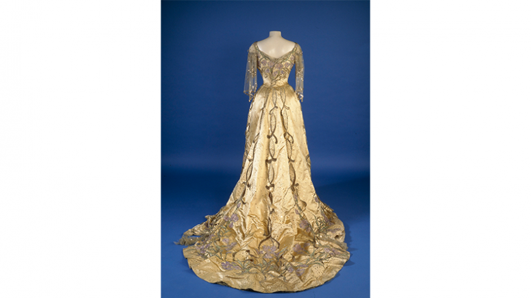 Robe d'apparat de la reine Alexandra. Morin-Blossier. France. Vers 1903. Satin de soie avec motifs appliqués, inserts en mousseline de soie, paillettes, diamants et perles. 942.12.3.A-B Don du Lieutenant-Colonel James W. Flanagan.