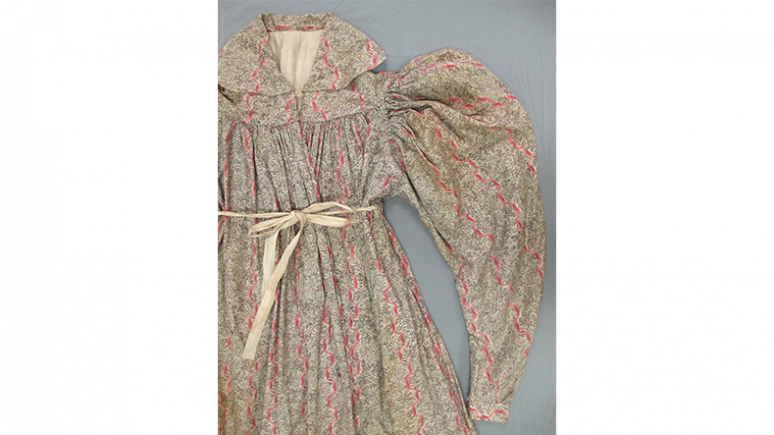 Robe de chambre pour femme. Angleterre. Vers 1830-1835. Coton tabby imprimé. 959.243.4 Don de Mrs. B.W. Horan.