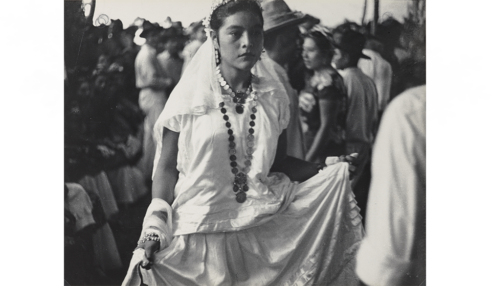 Une mariée danse, vers 1937. Épreuve gélatino-argentique d'époque. Emilio Amero, Mexique (1901 - 1976). Emilio Amero Estate, Courtesy of the Solander Collection.