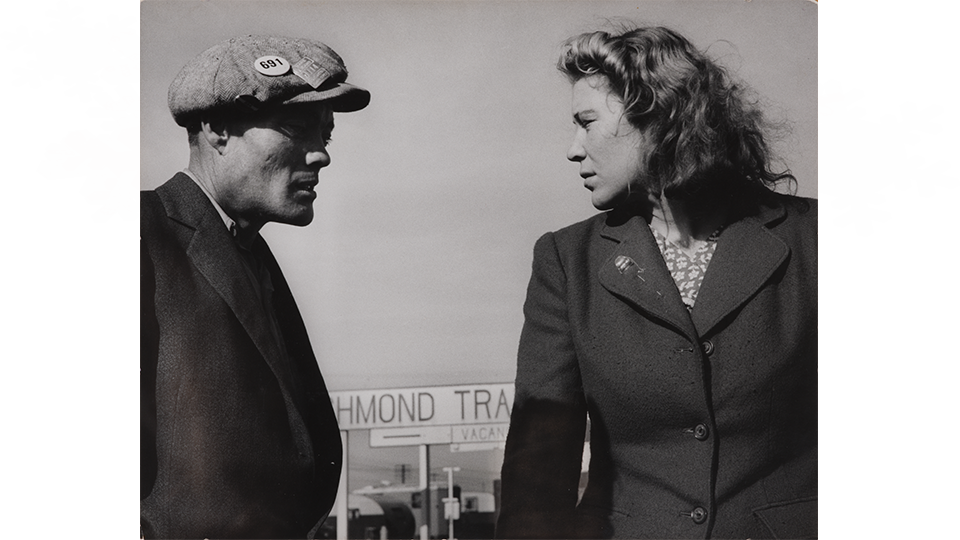 Dorothea Lange, Argument in Trailer Court, vers 1943. Collection Dorothea Lange, Musée d'Oakland de Californie, Ville d'Oakland. Don de Paul S. Taylor.