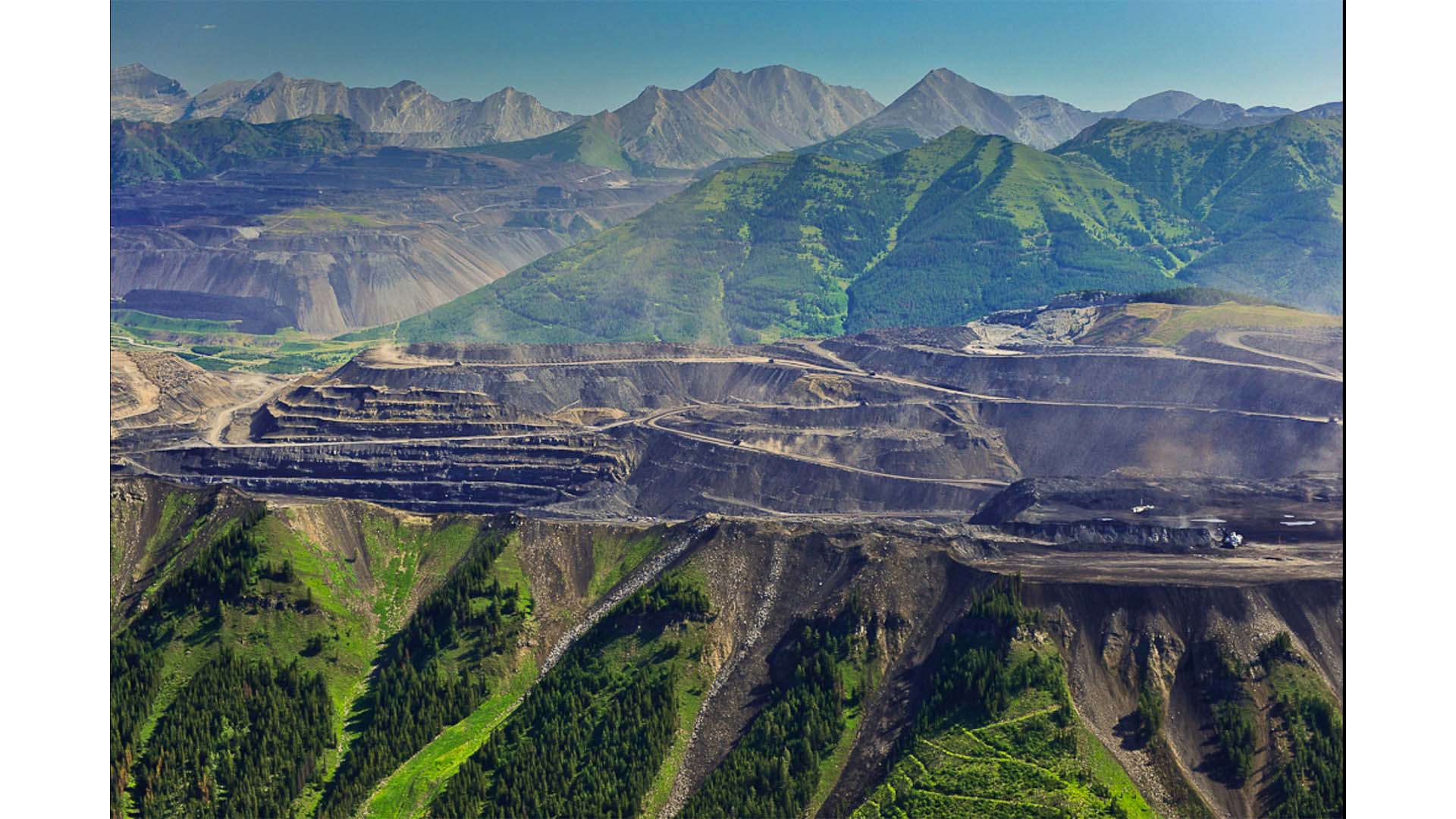 Vue de l'une des cinq mines de charbon à ciel ouvert d'Elk Valley, en Colombie-Britannique. 