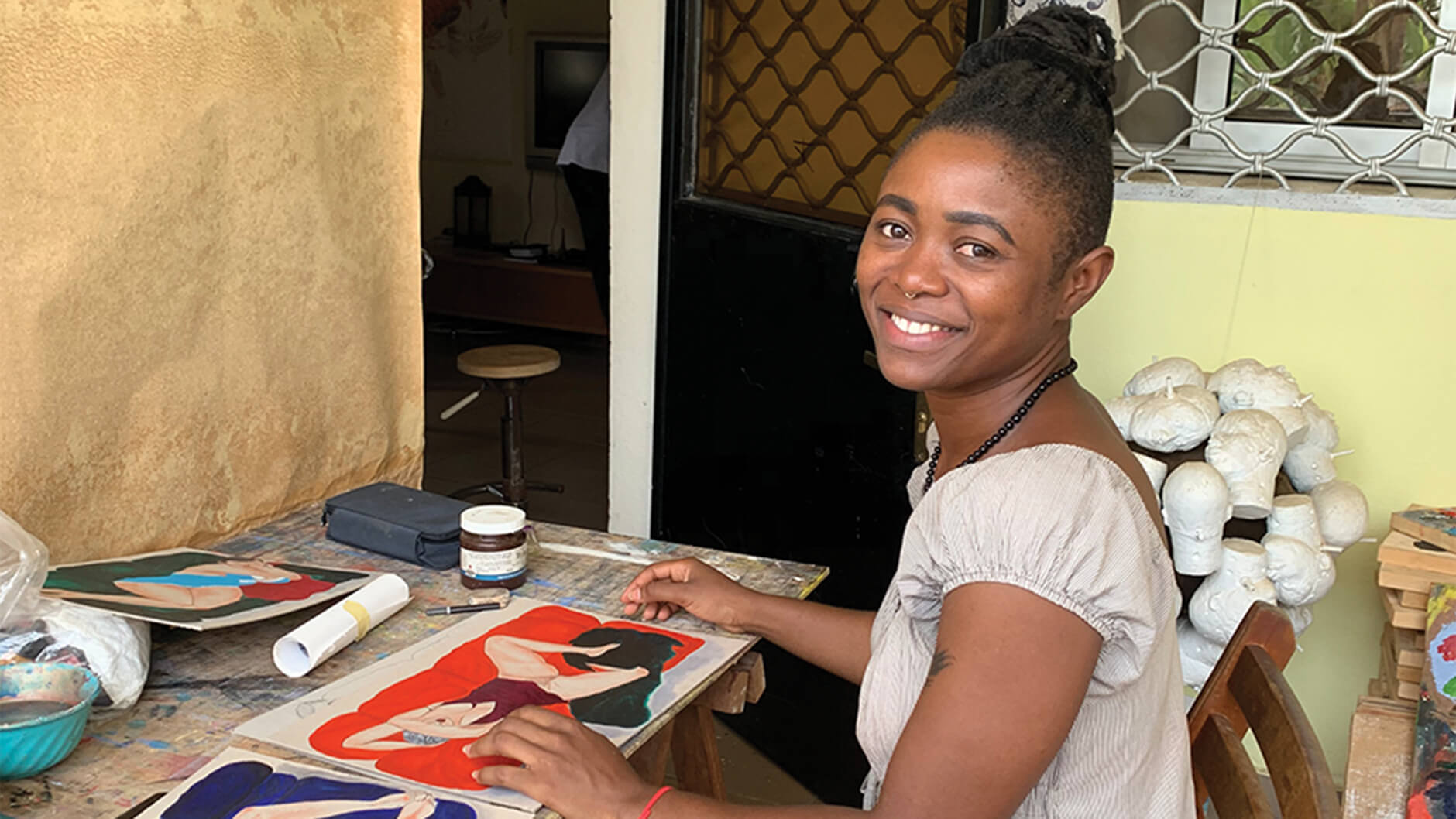 Gabrielle Bandjeck travaillant dans l'atelier de Salifou Lindou. 