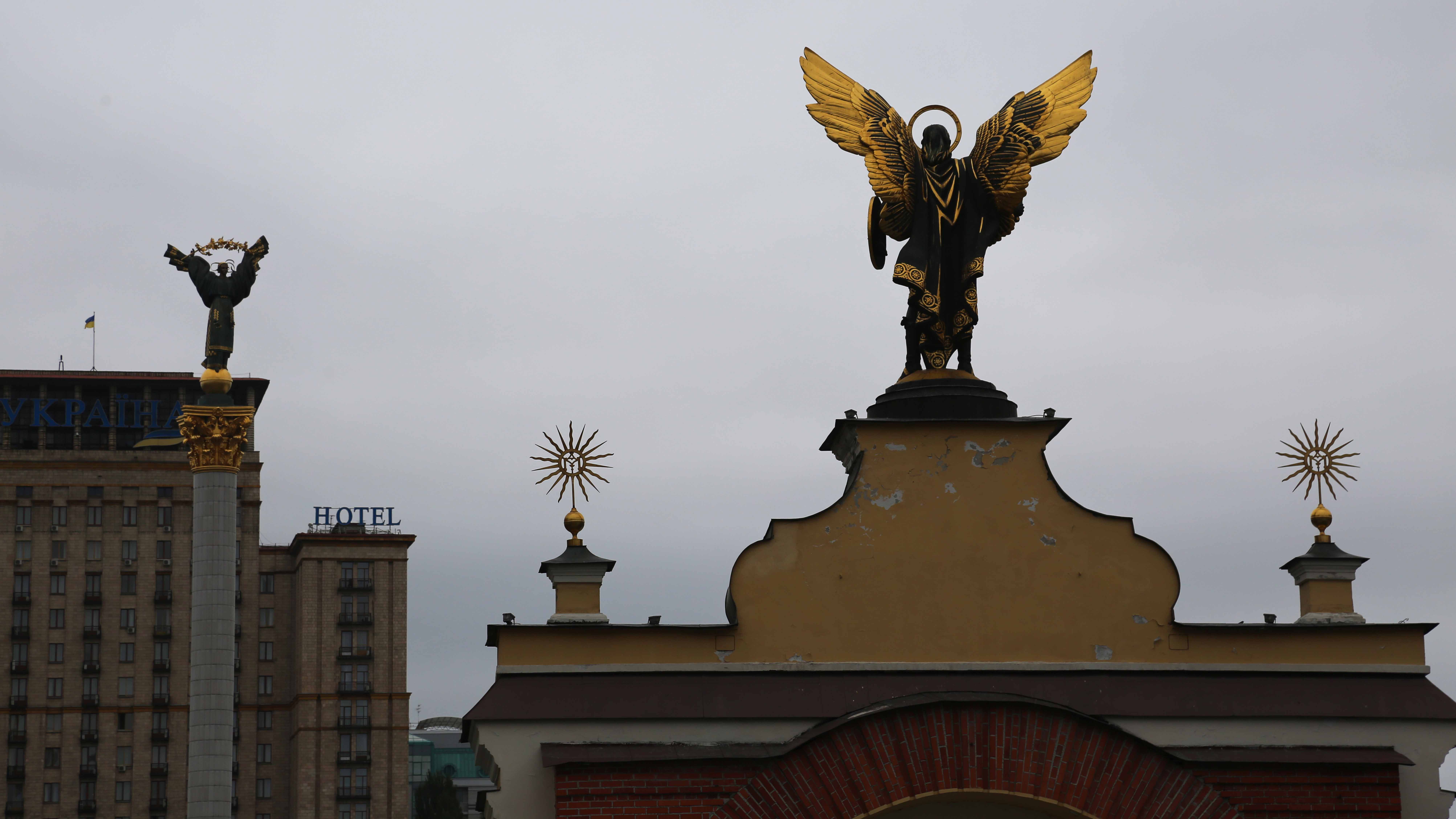 Ange sur un bâtiment de la place de l'Indépendance, à Kiev.