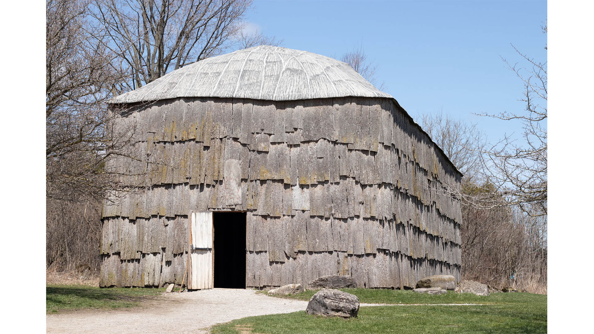 Des preuves de l'existence de 11 maisons longues ont été trouvées sur les rives du lac.