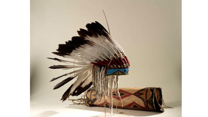 Retracez le voyage du légendaire Sitting Bull vers le Canada. Sitting Bull était le grand chef sioux Lakota le plus célèbre pour avoir vaincu la septième cavalerie du général Custer à la bataille de Little Bighorn. Retracez le voyage de Sitting Bull au Canada et l'histoire de l'acquisition par le ROM de son bonnet de guerre et de son étui.