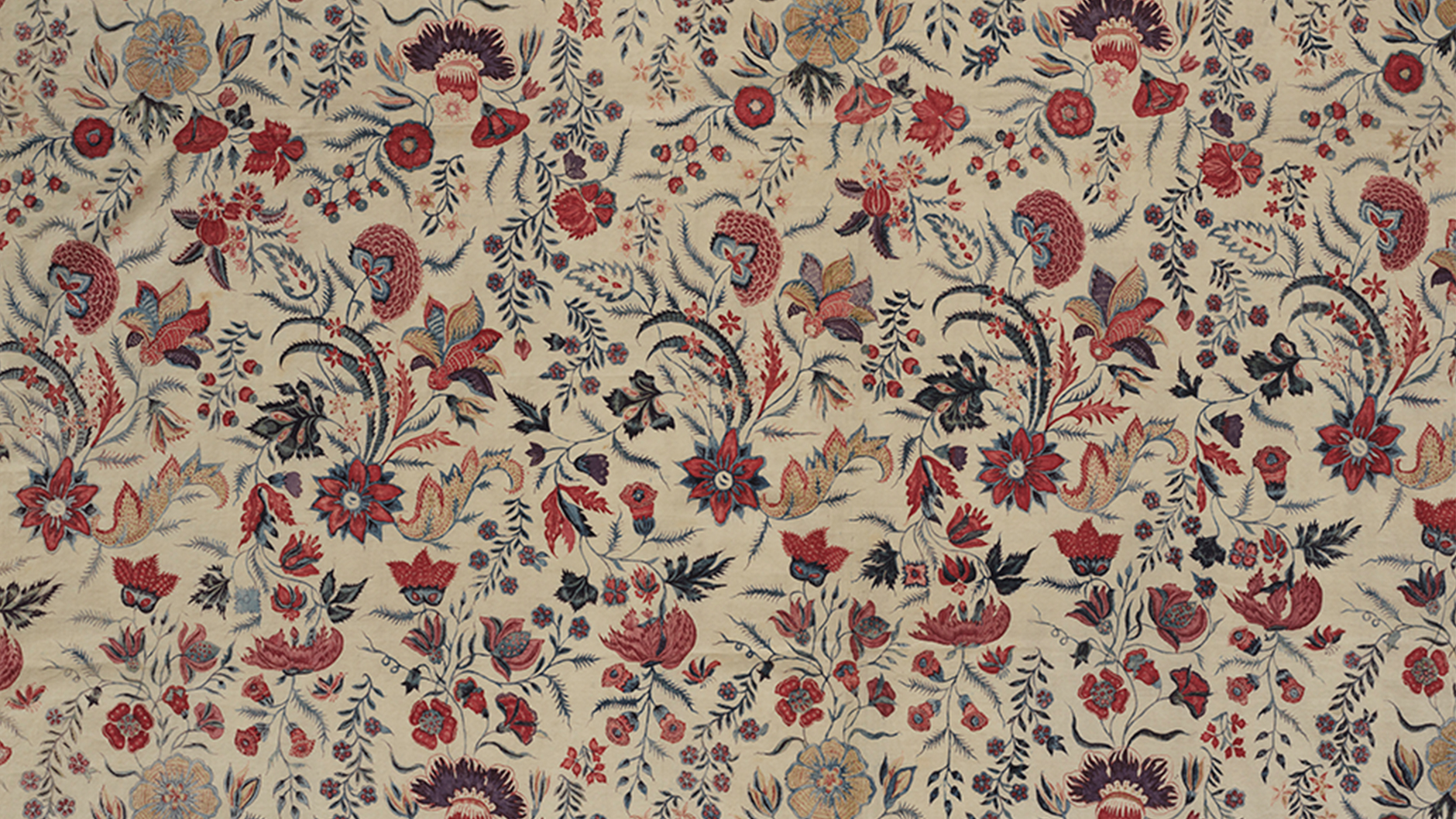 Chintz indien teint à l'indigo, avec des gerbes de fleurs mélangées.