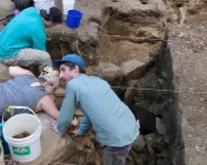 Craig Cipolla sur le site de fouilles archéologiques.
