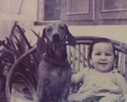 Deepali Dewan avec son chien Tipsy sur une chaise de jardin en osier.