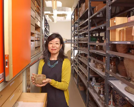 Conservateur dans la salle des collections