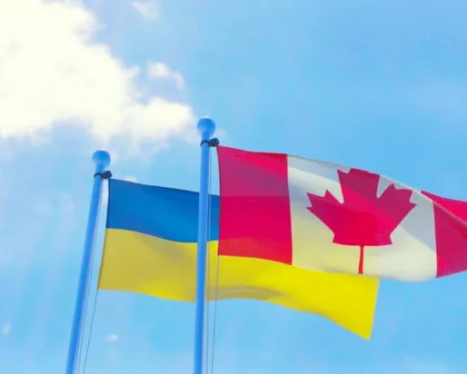 Drapeaux ukrainien et canadien.
