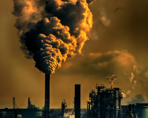 Nuage de fumée sortant de la cheminée d'une usine.