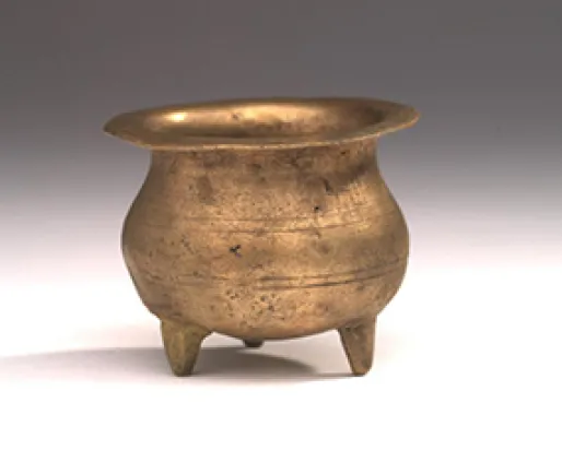 Bronze three-footed bowl.
