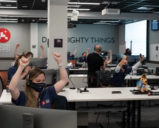 Le personnel de l'Agence spatiale canadienne célébrant une mission réussie.
