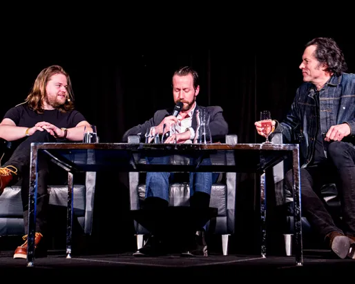 Magnus Nilsson en conversation avec deux intervenants. © L Milosavljevic.
