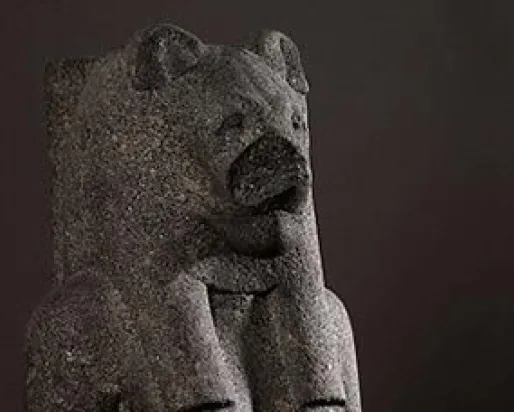 Statue de la déesse Sekhmet à tête de lionne.
