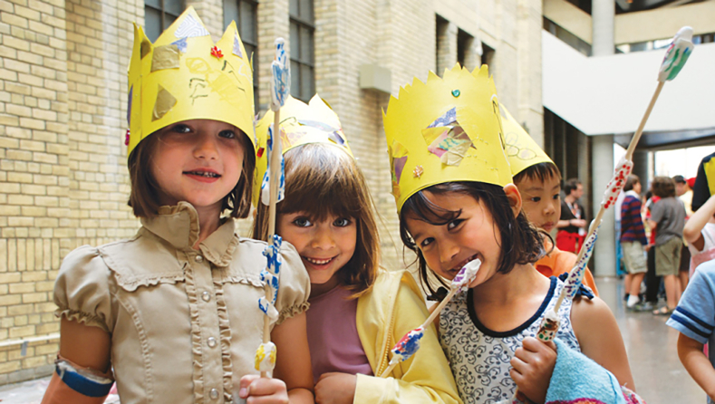Des enfants en couronne profitent d’une activité au ROM