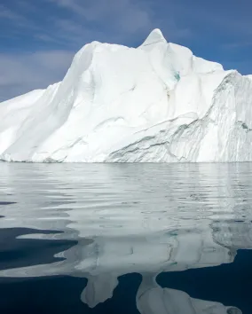 Un iceberg dans l'eau au large des côtes du Groenland.
