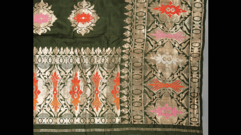 Détail de la bordure d’un panneau de sari en soie verte et en fil métallique tissé.