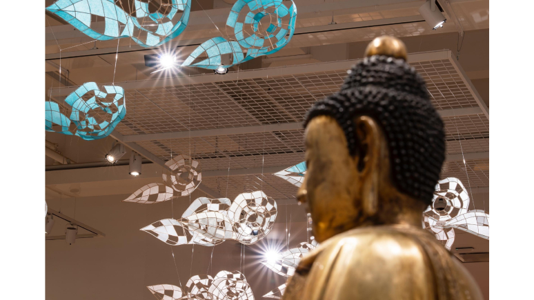 Gros plan sur l’installation d’un nuage avec une statue de Bouddha avec un effet flou