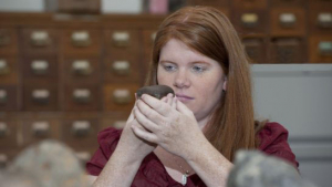 Kim Tait examine la météorite dans la salle des collections