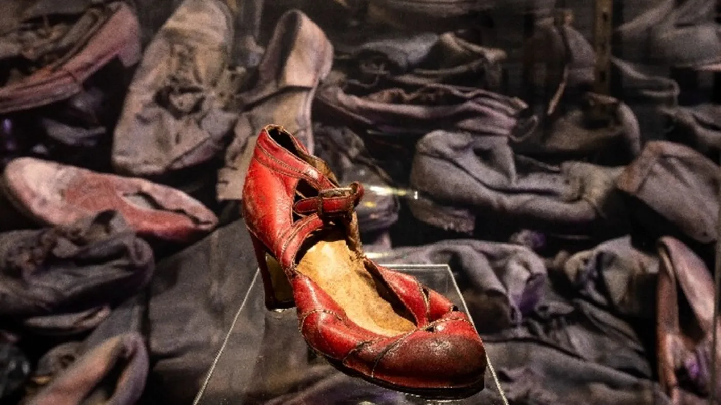 Une chaussure de femme appartenant à une déportée inconnue à Auschwitz (années 1940).