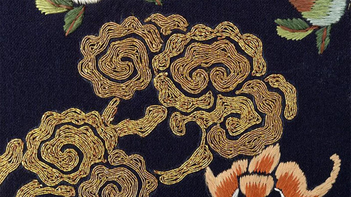 Insigne pour l'épouse d'un fonctionnaire de 3e rang (paon). Chine. Dynastie Qing, 1775 - 1800. Satin brodé de fils de soie et d'or. 950.100.67. Don de Mrs. Sigmund Samuel.