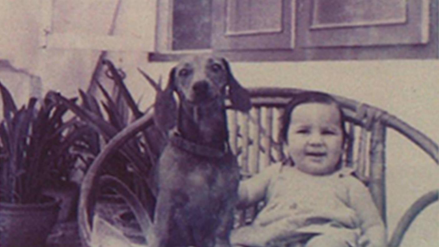 Deepali Dewan avec son chien Tipsy sur une chaise de jardin en osier.