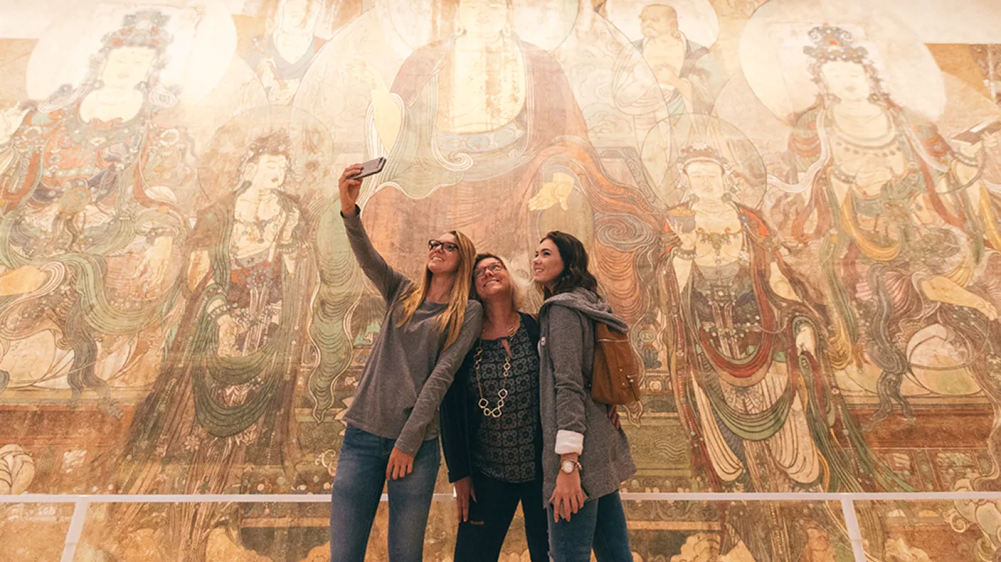 Les visiteurs prennent un selfie dans les galeries de Chine