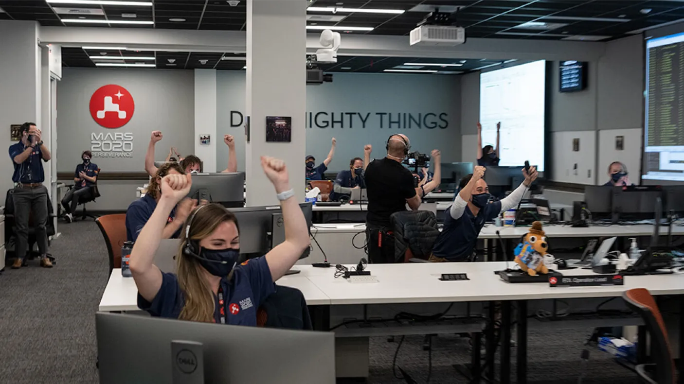 Le personnel de l'Agence spatiale canadienne célébrant une mission réussie.
