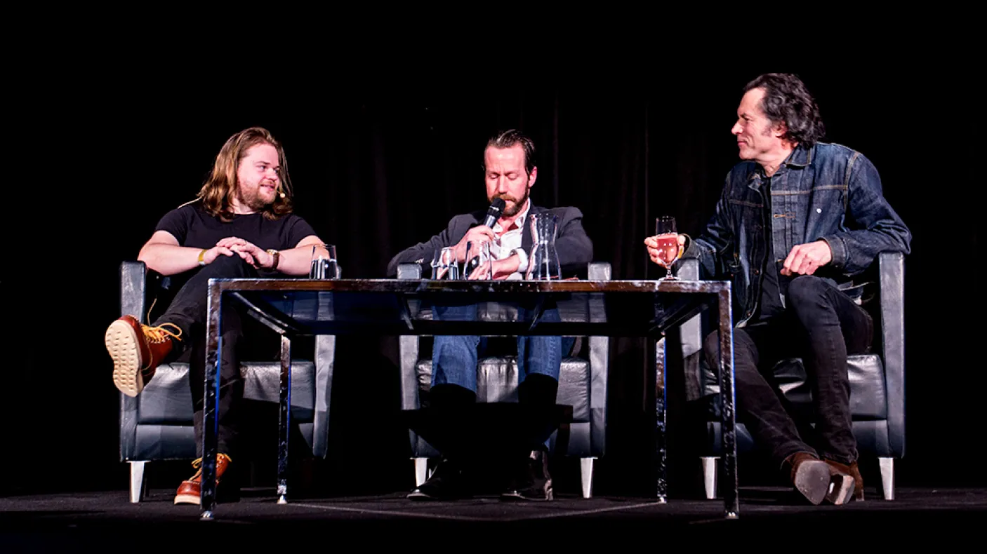 Magnus Nilsson en conversation avec deux intervenants. © L Milosavljevic.
