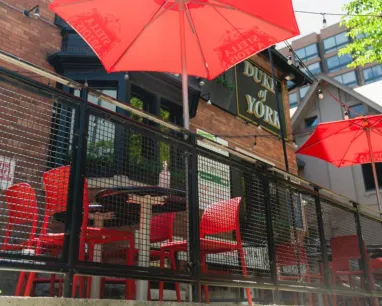 L'extérieur en briques rouges du pub Duke of York à Yorkville