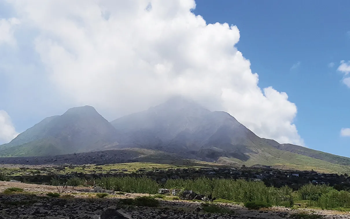 Un nuage de gaz sulfuriques entoure un volcan