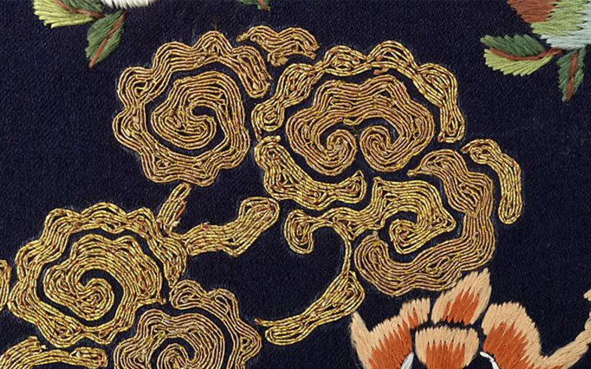 Insigne pour l'épouse d'un fonctionnaire de 3e rang (paon). Chine. Dynastie Qing, 1775 - 1800. Satin brodé de fils de soie et d'or. 950.100.67. Don de Mrs. Sigmund Samuel.