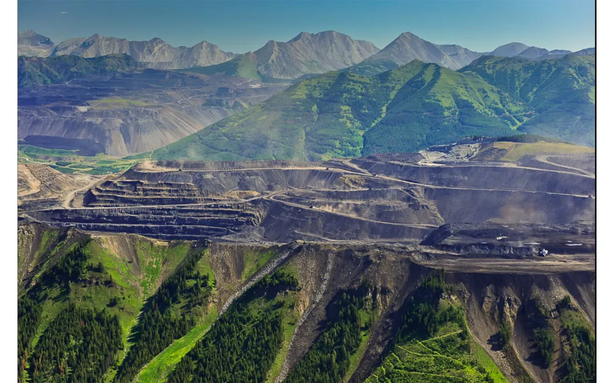 Vue de l'une des cinq mines de charbon à ciel ouvert d'Elk Valley, en Colombie-Britannique. 