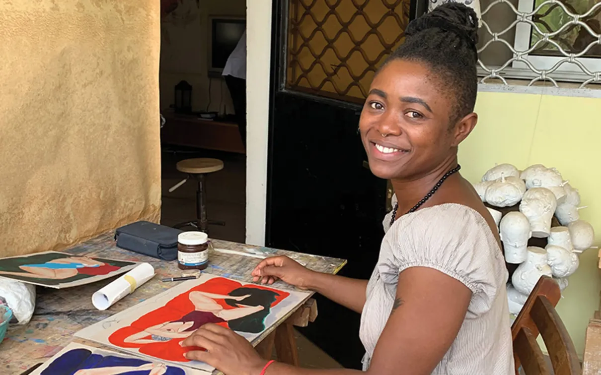 Gabrielle Bandjeck travaillant dans l'atelier de Salifou Lindou. 