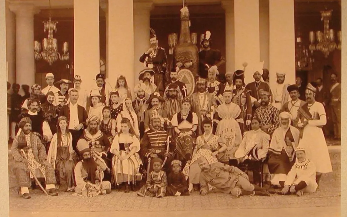 Sir Asman Jah et les invités du bal costumé, palais de Bashir Bagh, février 1890, épreuve sur papier albuminé
