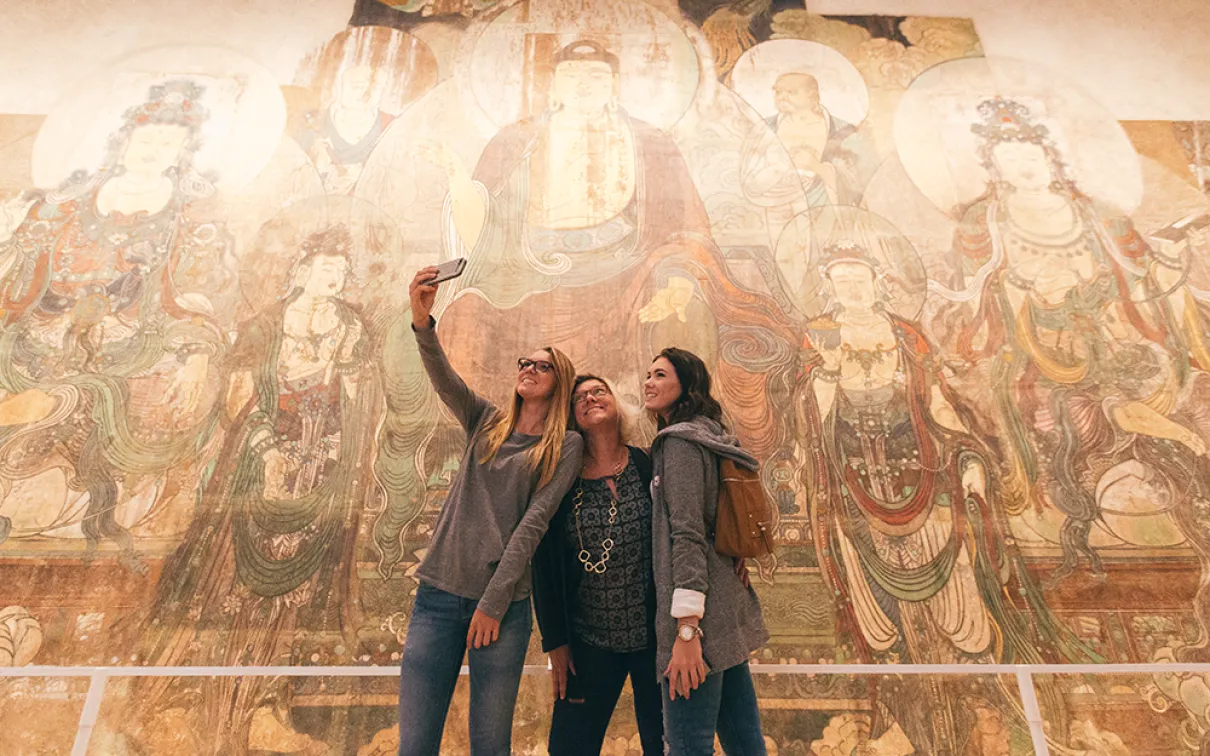 Les visiteurs prennent un selfie dans les galeries de Chine