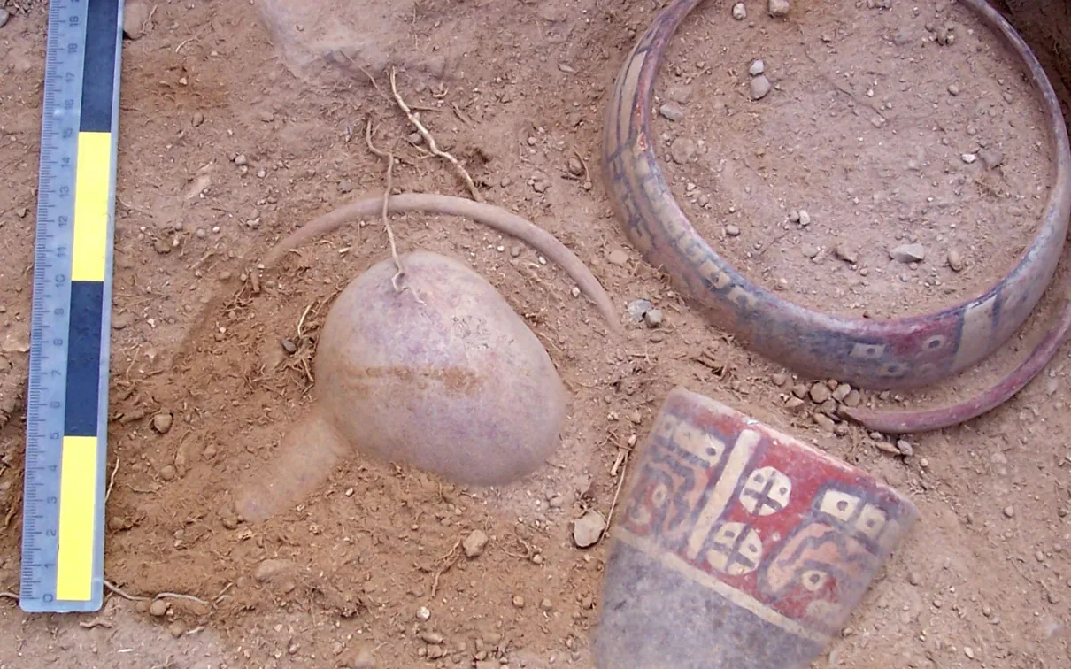 Céramique récupérée dans une tombe intacte à Collota.
