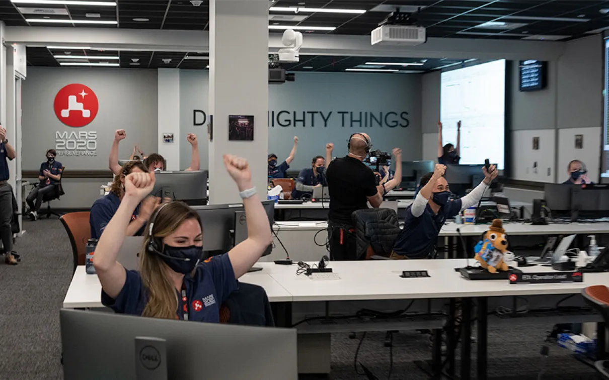 Le personnel de l'Agence spatiale canadienne célébrant une mission réussie.
