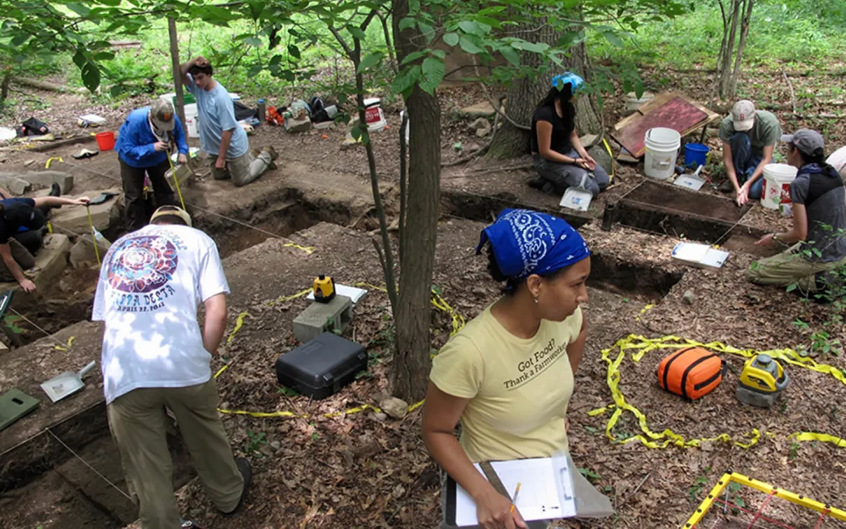 L'étude de l'histoire coloniale des Mohegan par l'excavation de sites archéologiques domestiques Mohegan, en collaboration avec la tribu Mohegan.