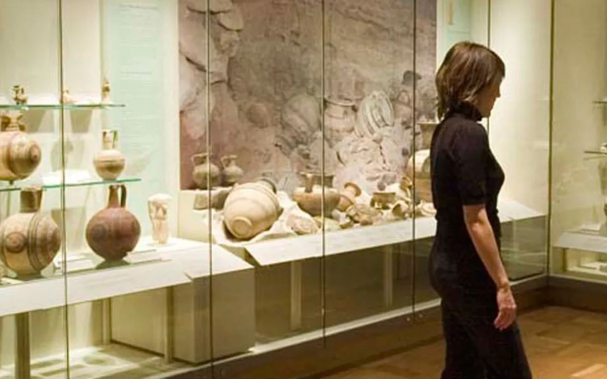 Exposition de tombes de la période cypro-géométrique