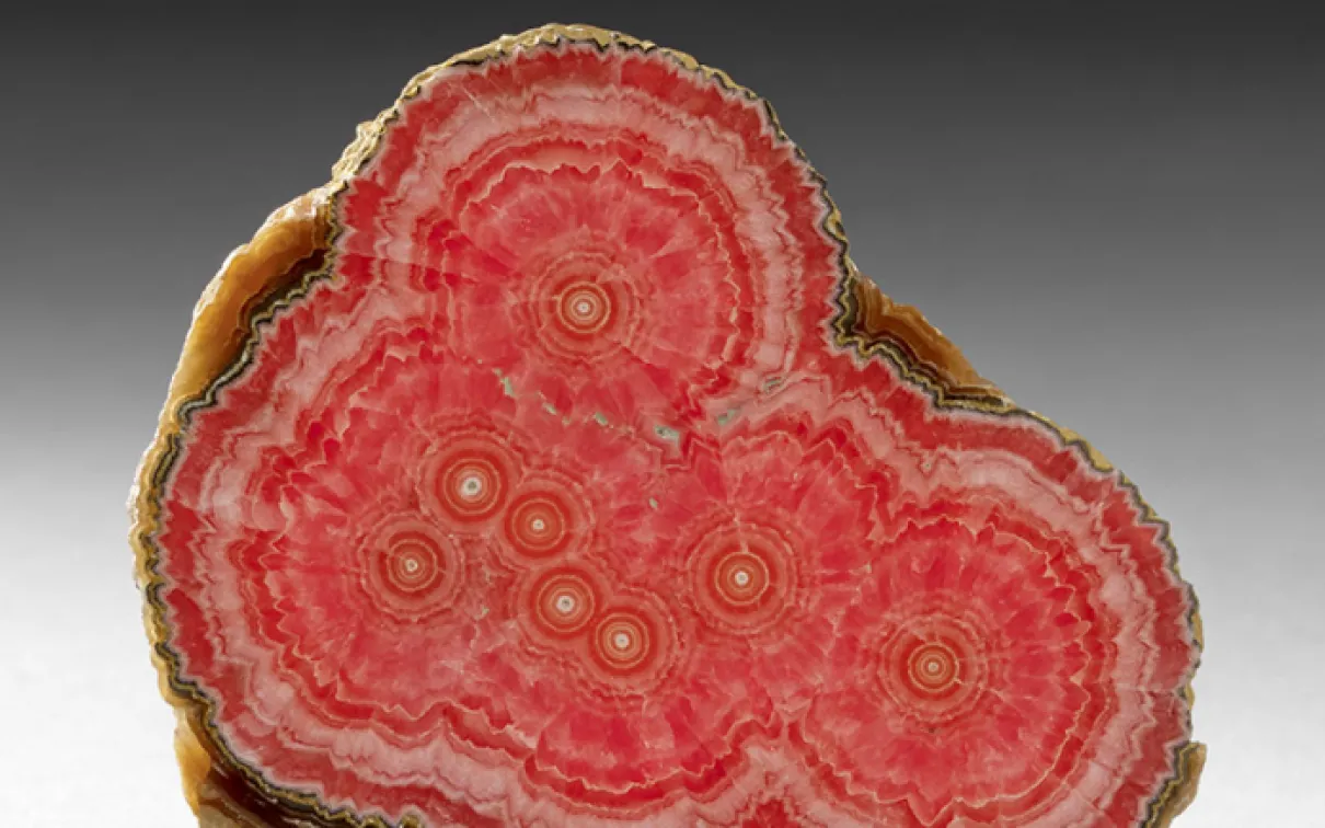 Rhodochrosite
 Une tranche de rhodochrosite: cercles concentriques rouges et blancs